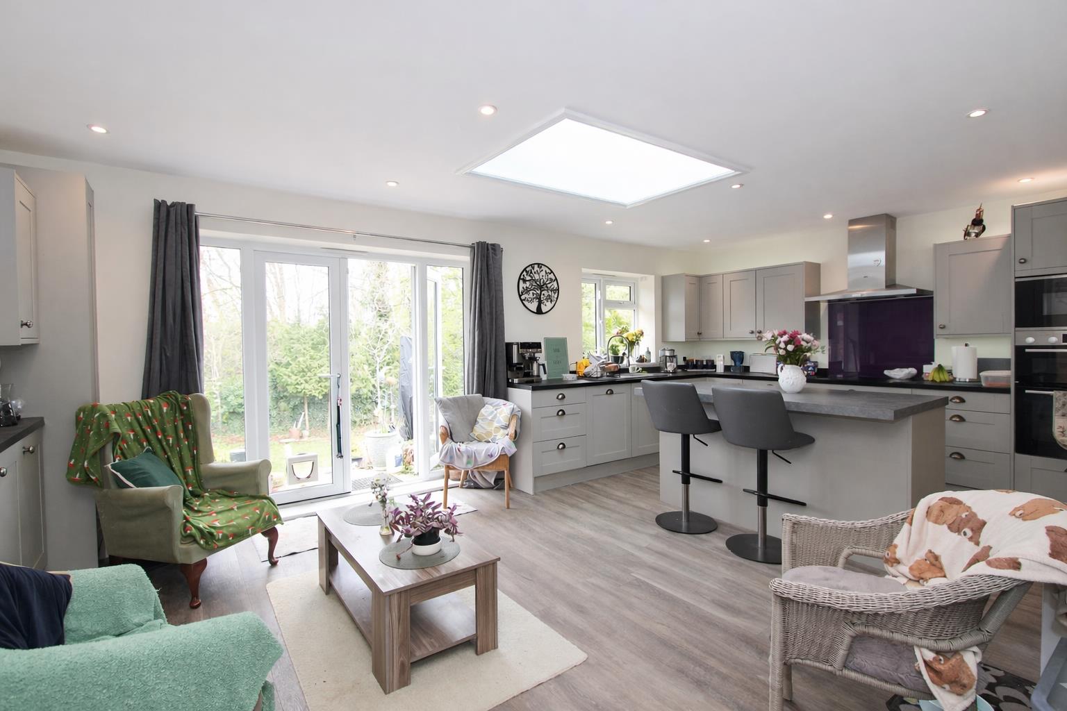 5 bed property in Northwood Road, Carshalton